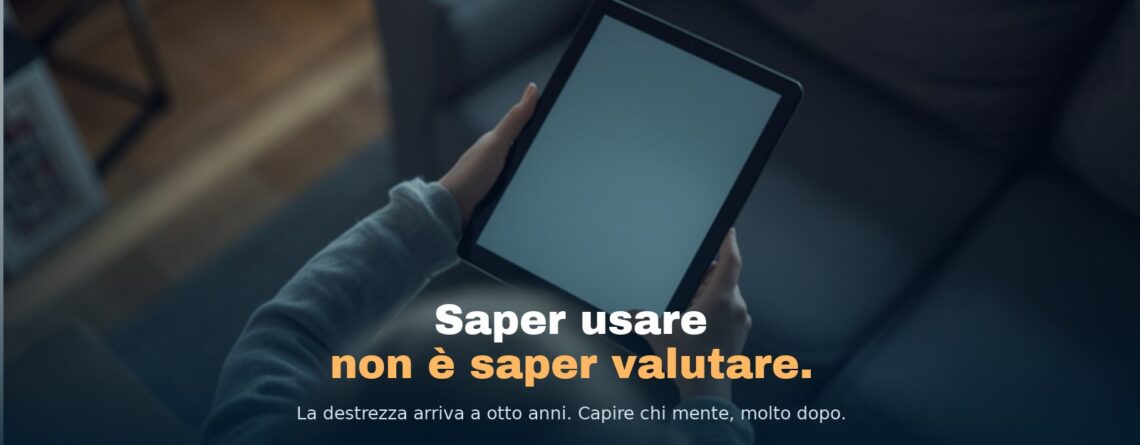 Le mani di un bambino che tengono un tablet nel salotto di casa