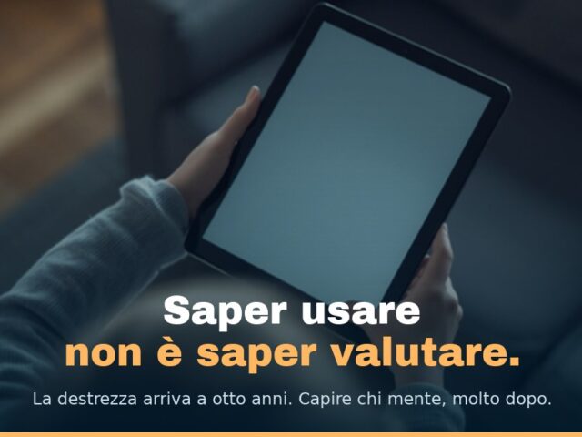 Le mani di un bambino che tengono un tablet nel salotto di casa