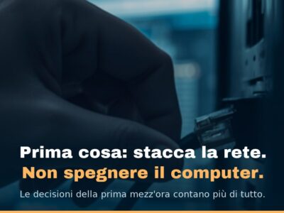 Una mano che stacca il cavo di rete dal retro di un computer