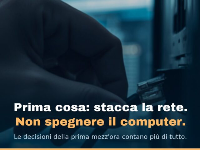 Una mano che stacca il cavo di rete dal retro di un computer