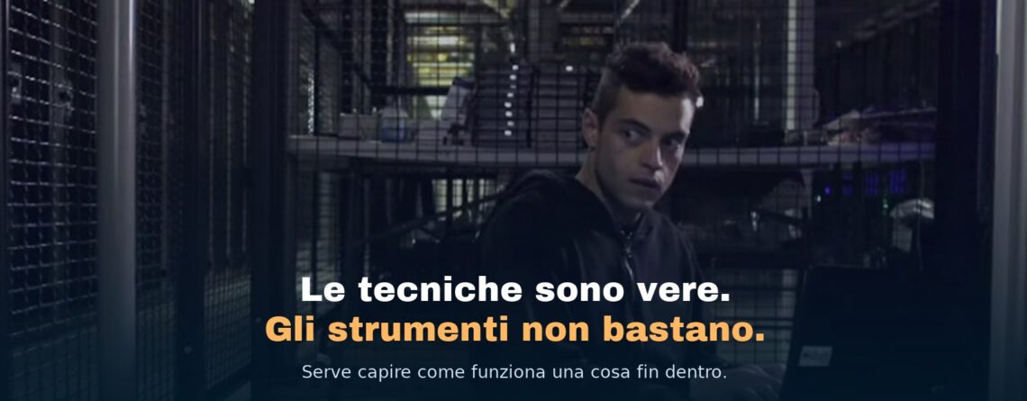Elliot Alderson nella sala server, dalla serie Mr. Robot