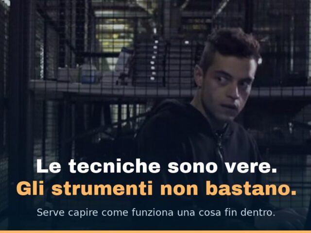 Elliot Alderson nella sala server, dalla serie Mr. Robot