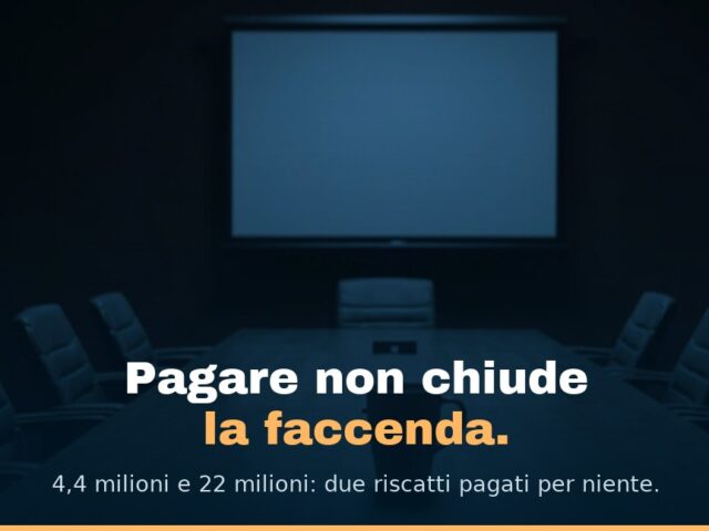 Una sala riunioni vuota di notte con un solo schermo acceso
