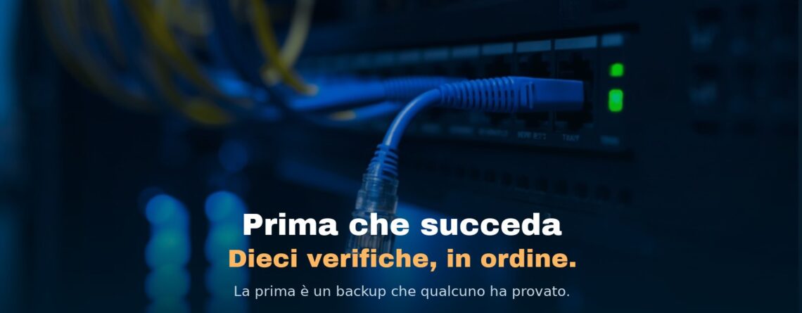 Un cavo di rete staccato che pende davanti alle porte di uno switch in sala server
