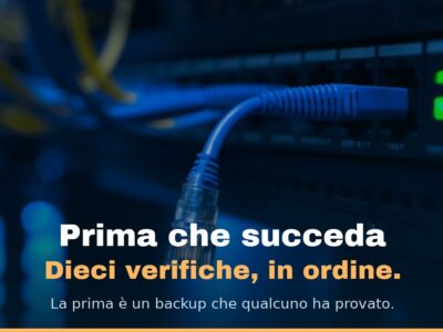 Un cavo di rete staccato che pende davanti alle porte di uno switch in sala server