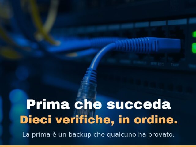 Un cavo di rete staccato che pende davanti alle porte di uno switch in sala server