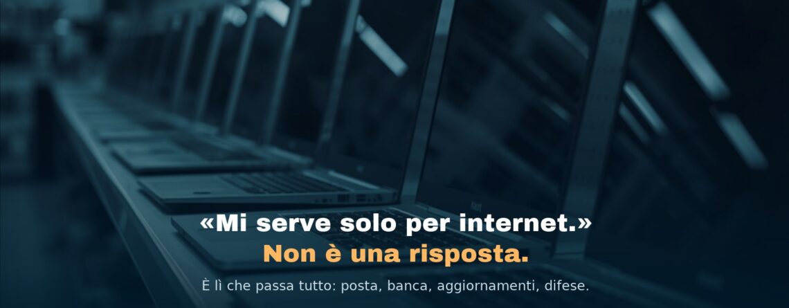 Una fila di computer portatili esposti sullo scaffale di un negozio di elettronica