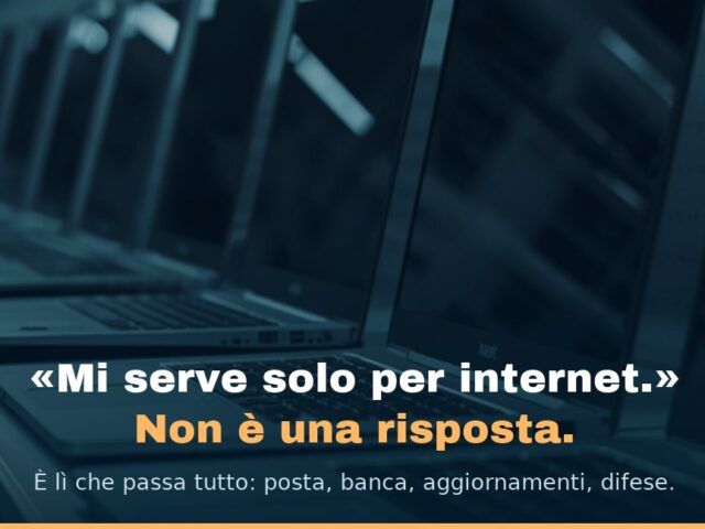 Una fila di computer portatili esposti sullo scaffale di un negozio di elettronica