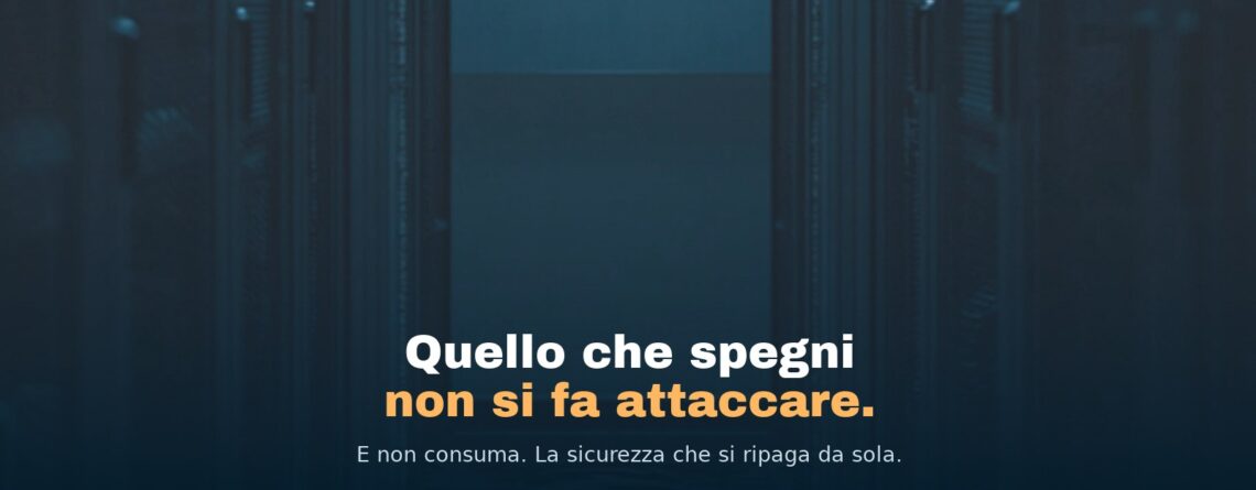 Un corridoio di sala server con parte degli armadi rack svuotata