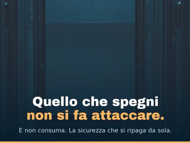 Un corridoio di sala server con parte degli armadi rack svuotata