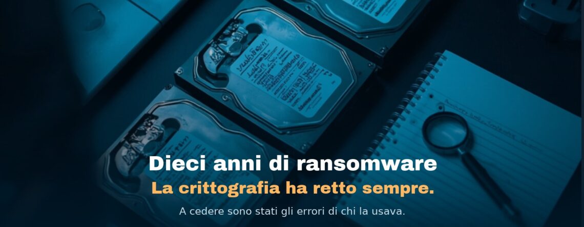 Vecchi hard disk etichettati a mano su un banco di laboratorio di informatica forense