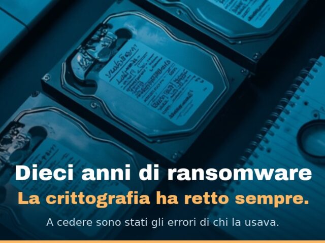 Vecchi hard disk etichettati a mano su un banco di laboratorio di informatica forense