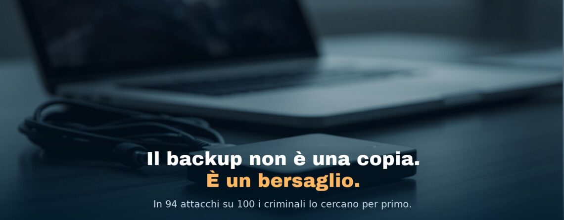 Un disco esterno appoggiato sulla scrivania con il cavo scollegato accanto