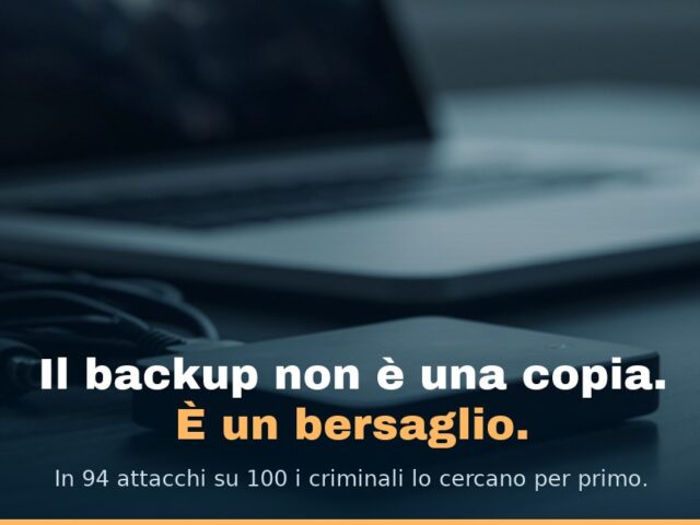 Un disco esterno appoggiato sulla scrivania con il cavo scollegato accanto